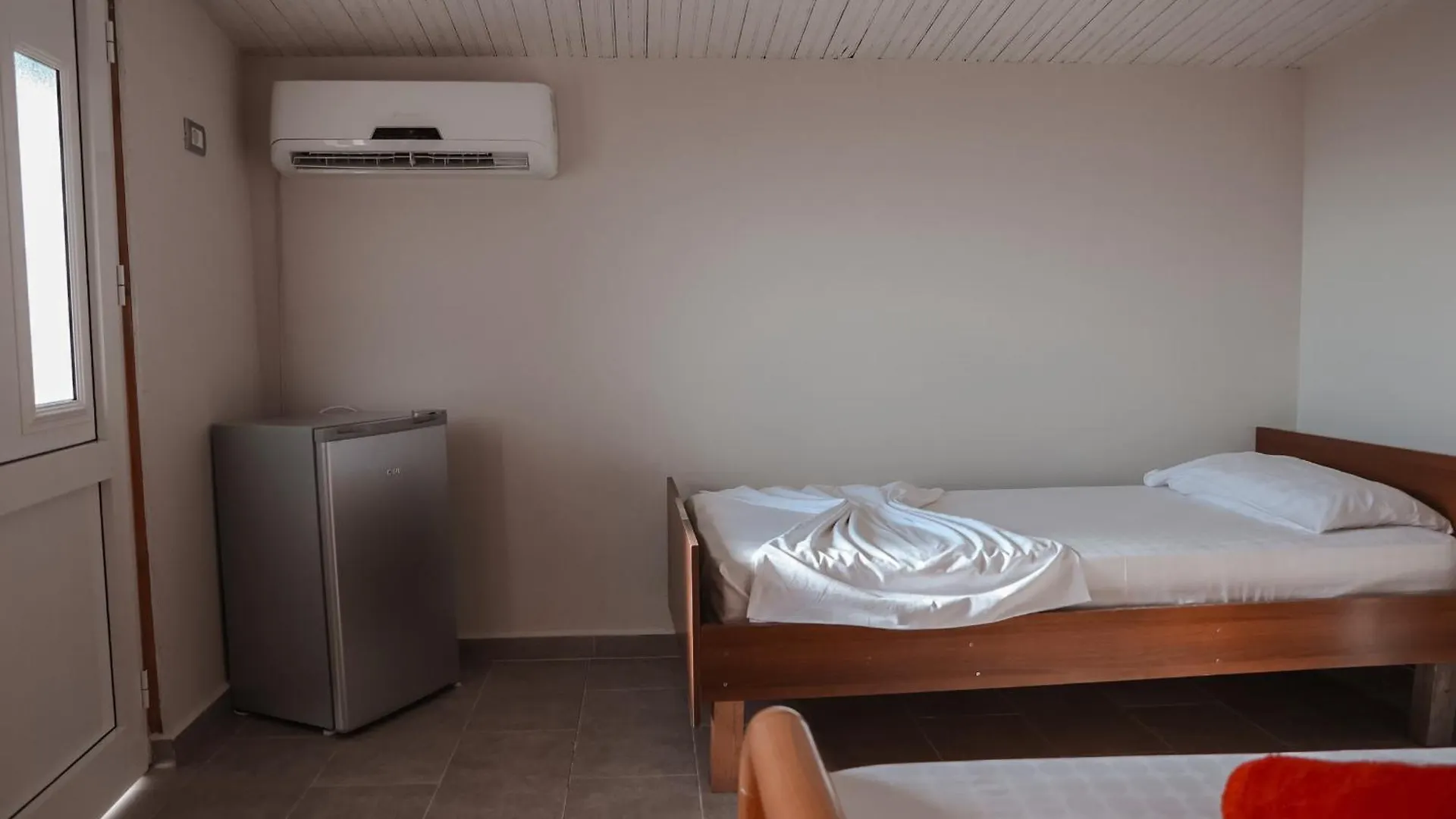 Plazhi Gjeneralit - Small Cabins - Bungalows - Apartaments - Villas - Suite Kavaje