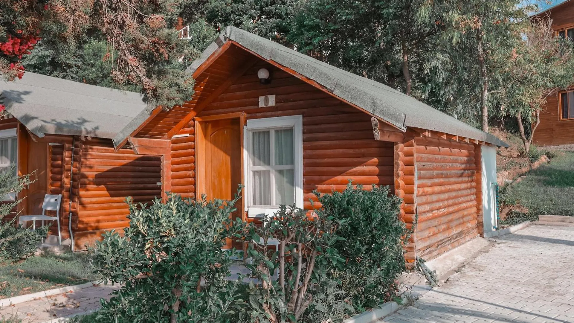 Plazhi Gjeneralit - Small Cabins - Bungalows - Apartaments - Villas - Suite Kavaje Parque de vacaciones